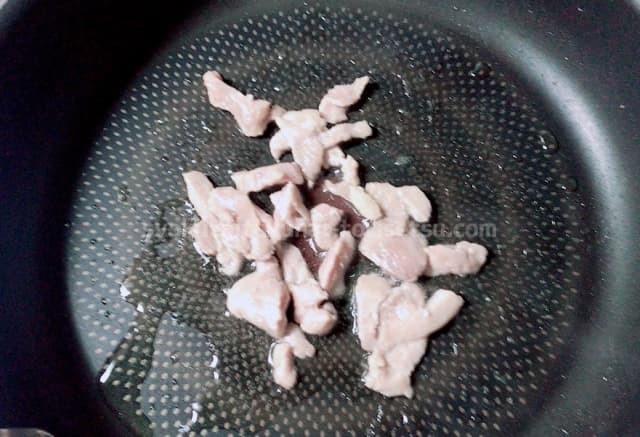 鶏肉をフライパンで炒める